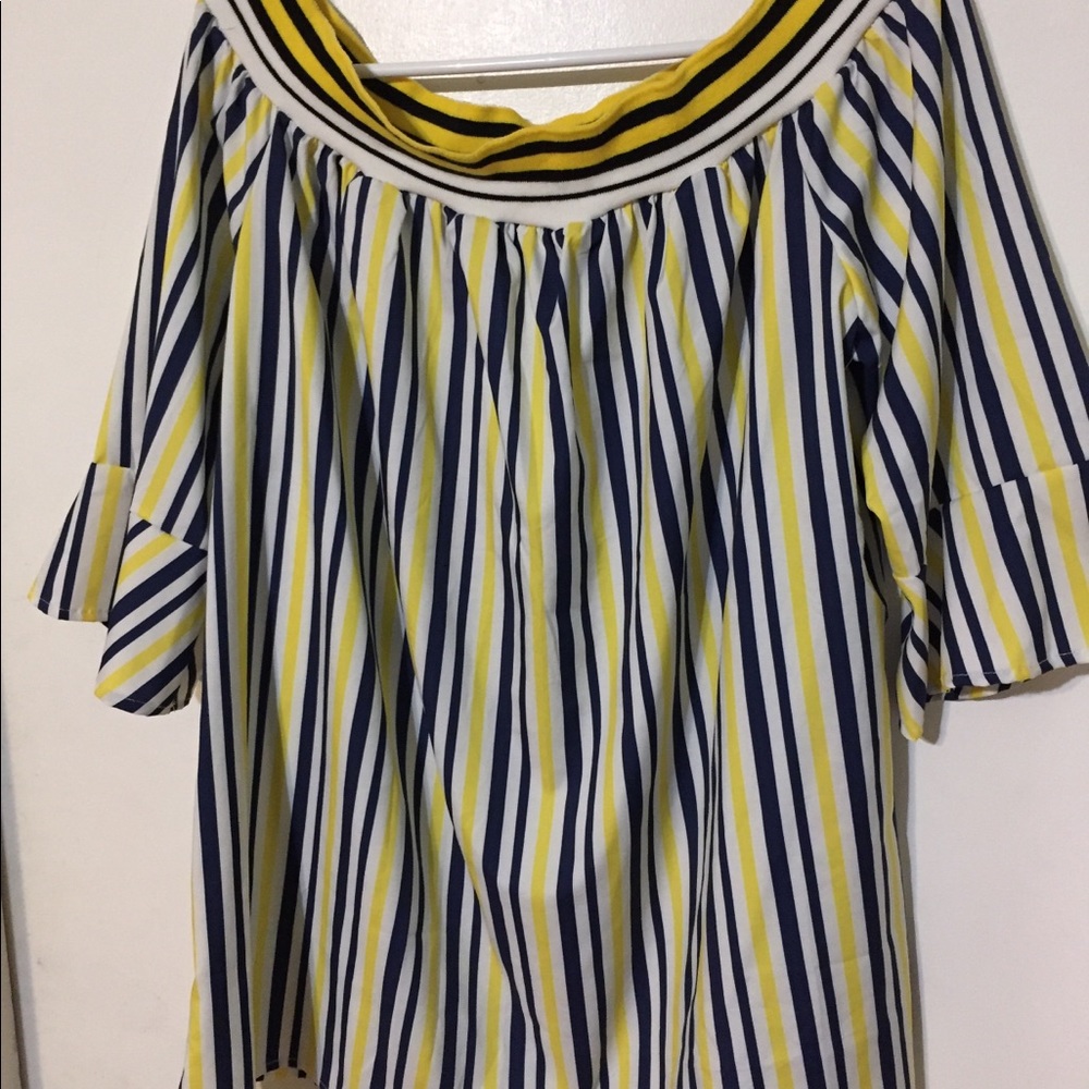 Off/on the shoulder cute top