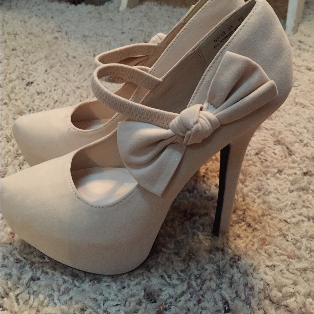 Women's closed toe bow heels