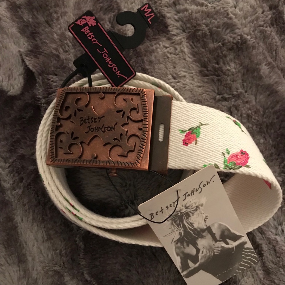 💕Betsy Johnson White Floral Belt💕