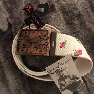 💕Betsy Johnson White Floral Belt💕