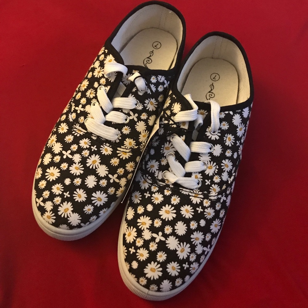 Beautiful daisies all over shoes - Picture 2 of 4
