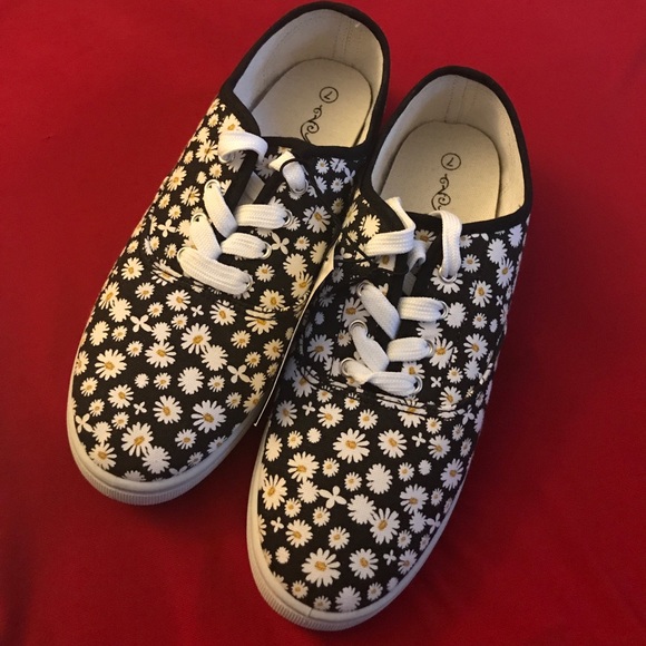 Beautiful daisies all over shoes - Picture 2 of 4