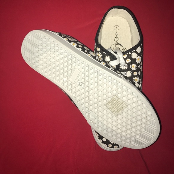 Beautiful daisies all over shoes - Picture 3 of 4