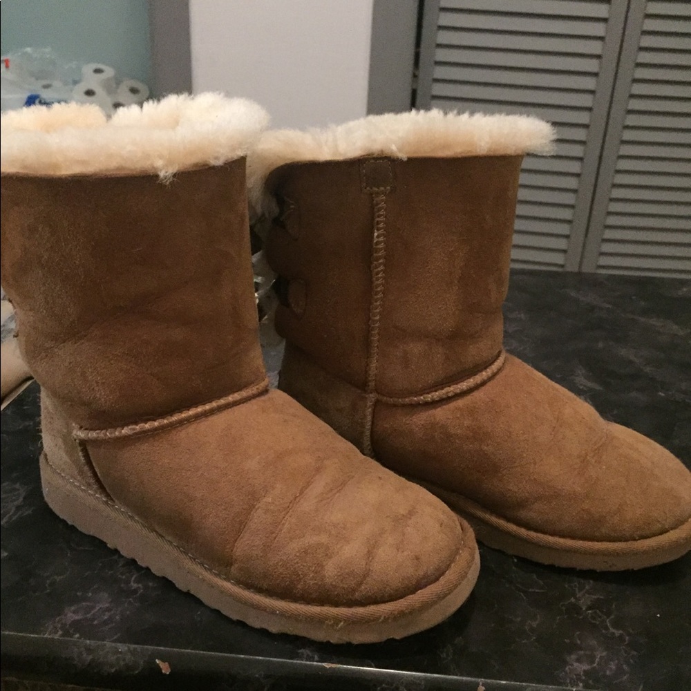 Girls tan uggs user size 3