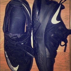 Lebron low shoes size 8.5