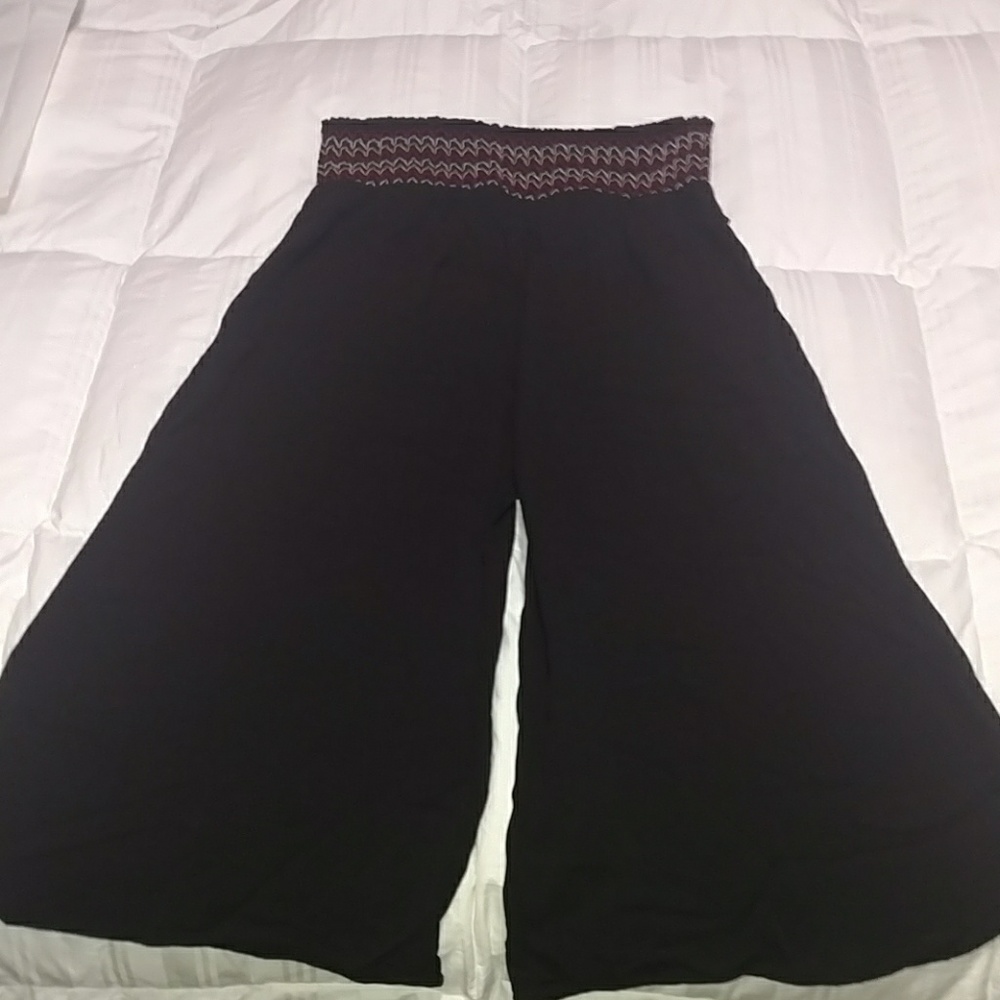 ❇️NEW❇️ Black rayon material gaucho capris