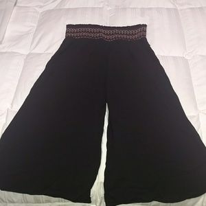 ❇️NEW❇️ Black rayon material gaucho capris