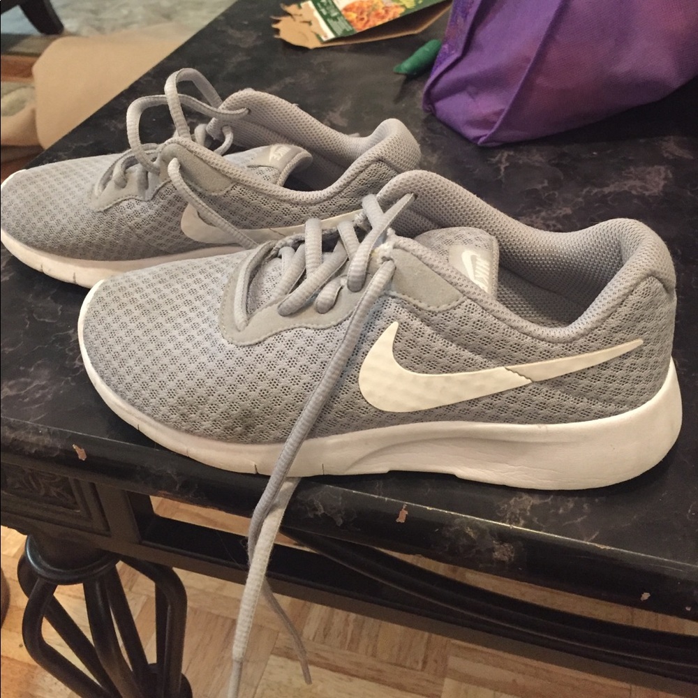 Girls gray Nike tanjun size 4