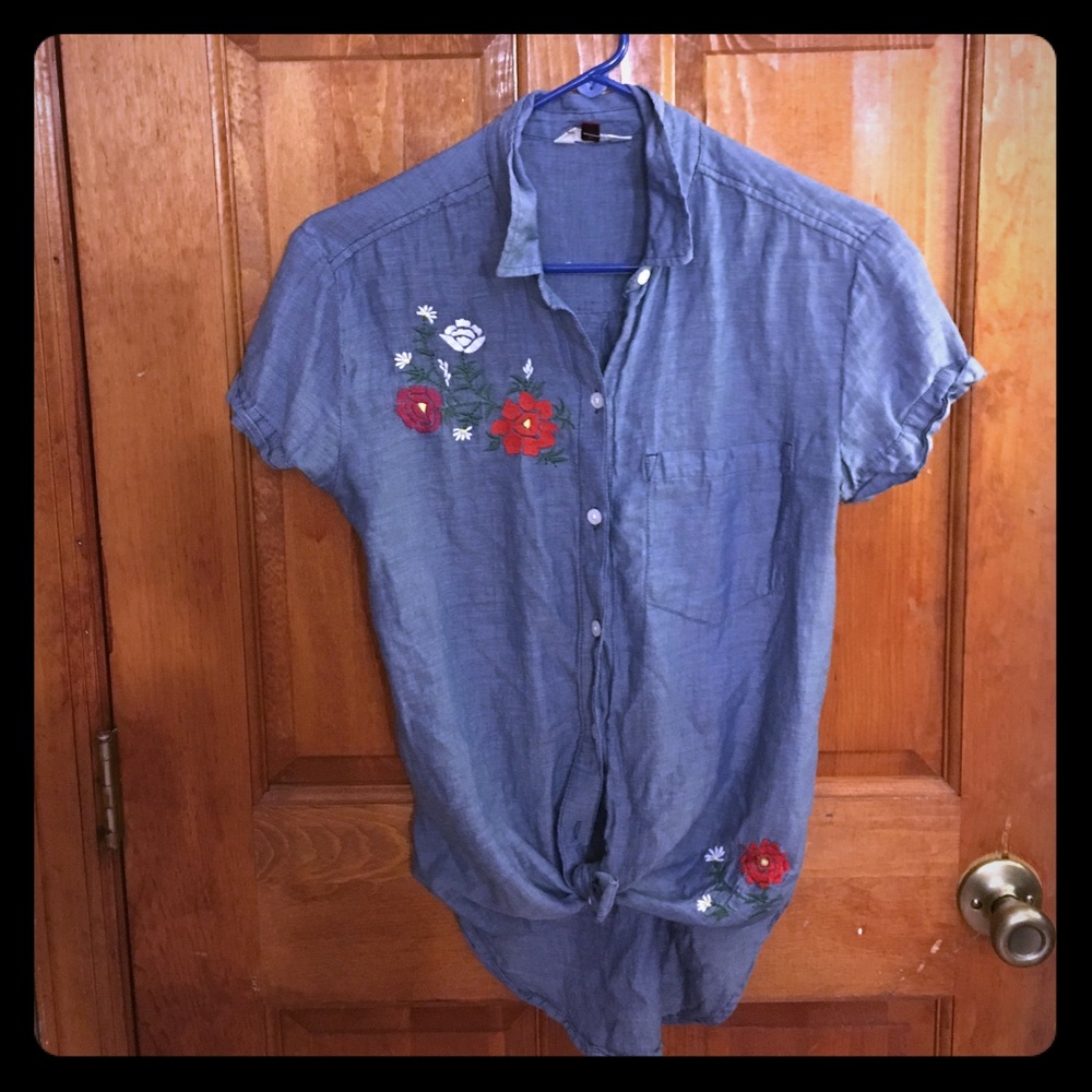 Flower Embellished button/tie off Tee