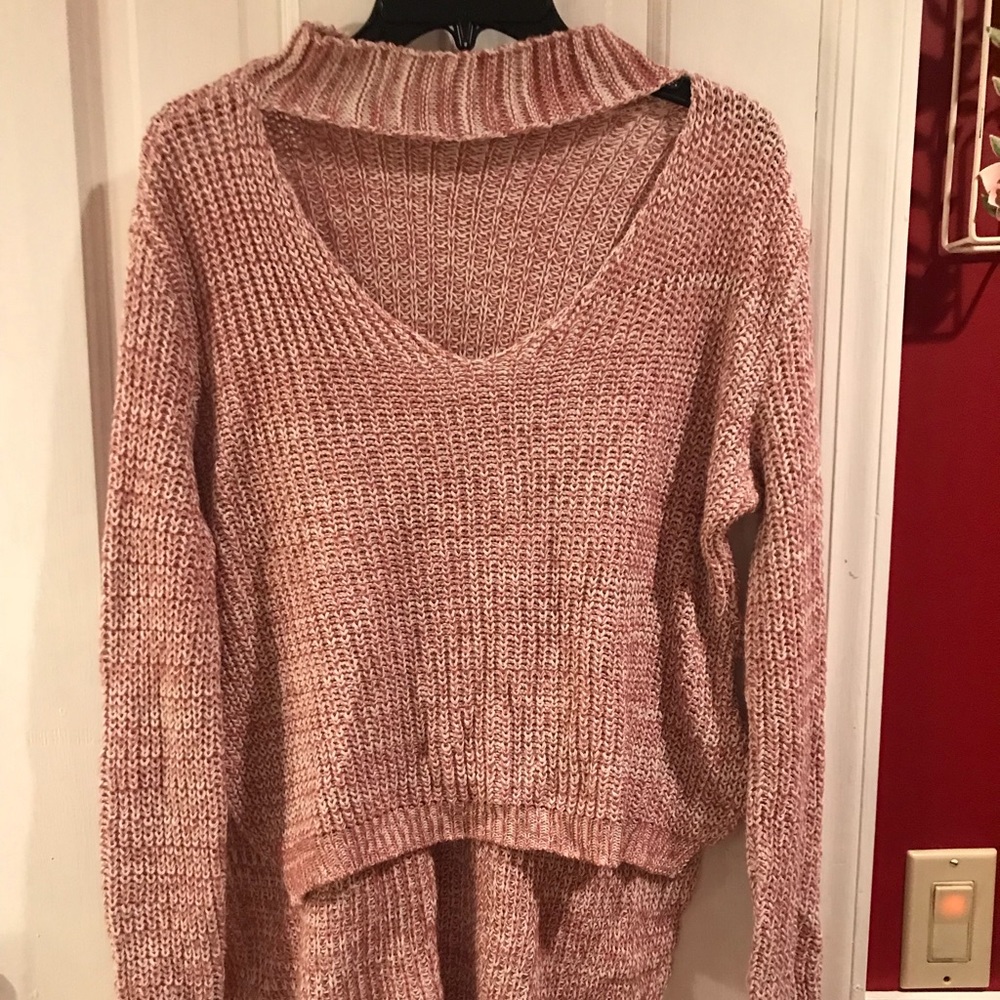 V neck sweater with choker
