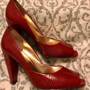 Red patent leather perforated Heels