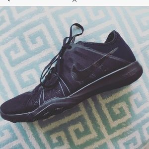 Nike all-Black Frees