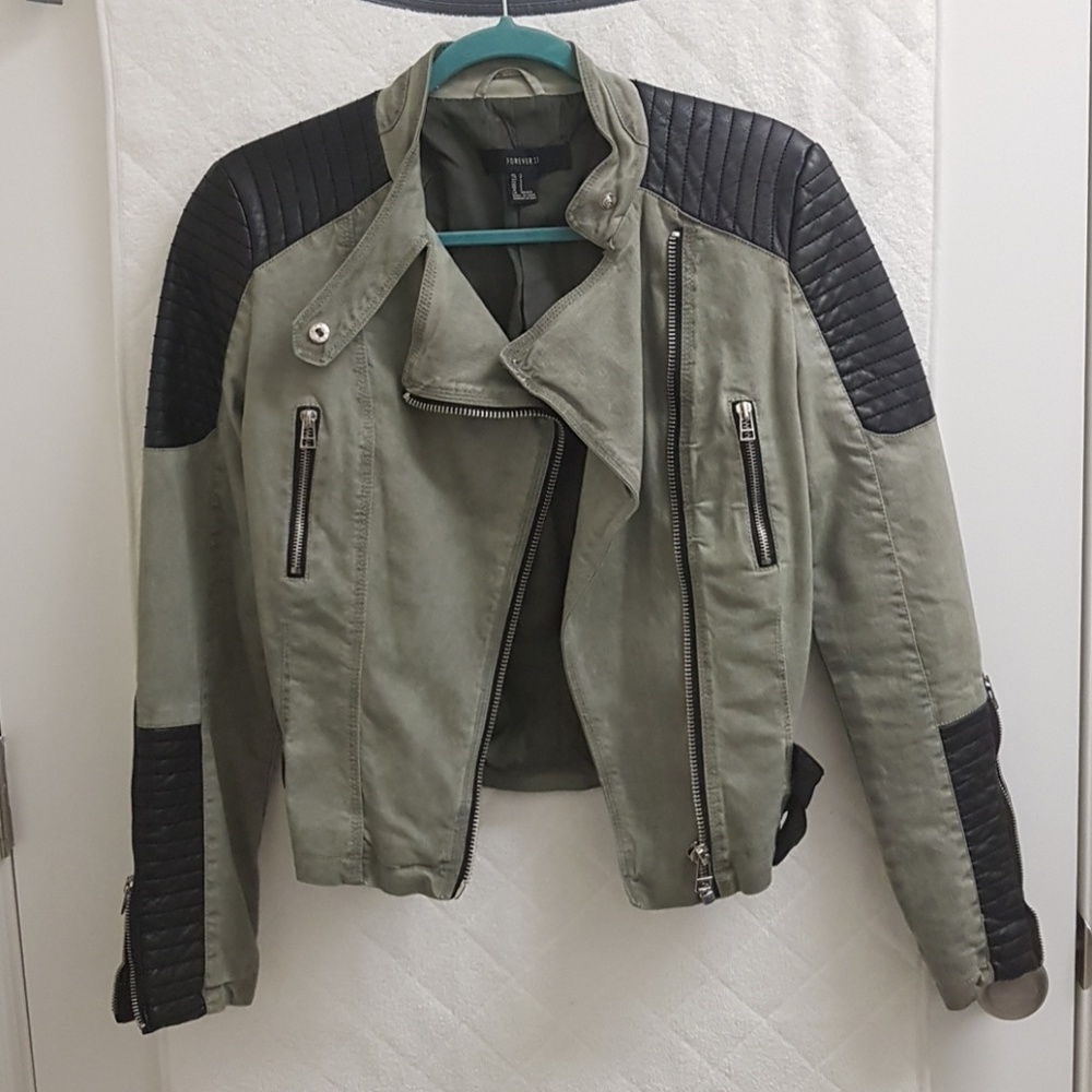 Cropped biker jacket.Sz small .Silver hardware