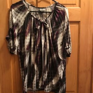 4 for 420 SALE! Gorgeous top- cute neckline detail