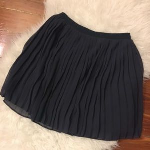 Holiday Uniqlo pleated mini skirt