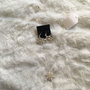 Let it snow MATCHING earrings and necklace new