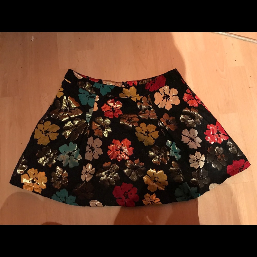 Women LG Blk Skater Skirt w Metallic Florals