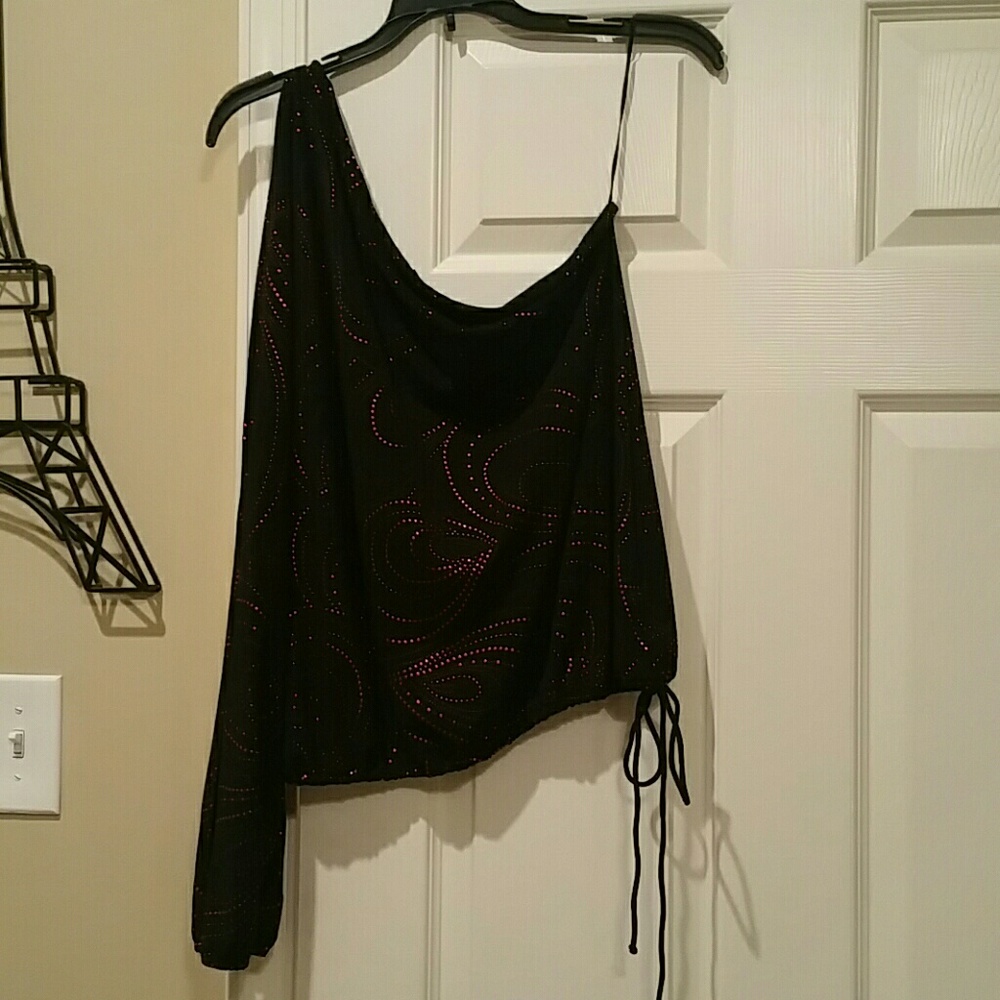 Guess one sleeve cold shoulder top