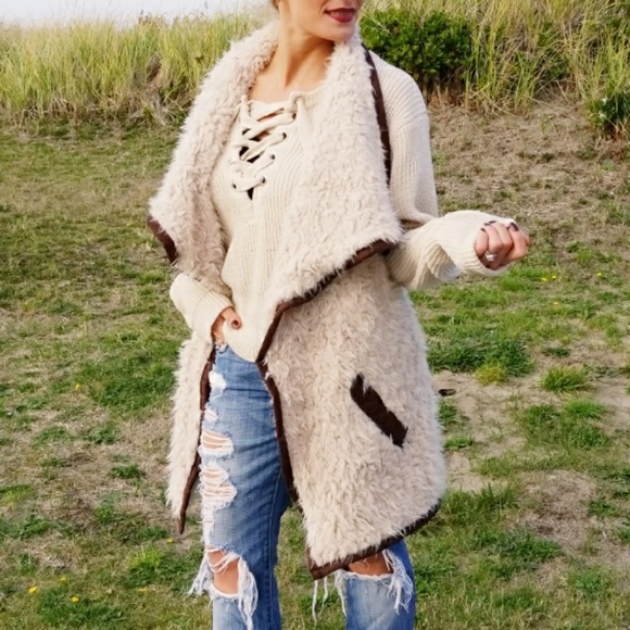 ♥️LAST 1♥️ FAUX SHEARLING FUR VEST - Picture 2 of 4