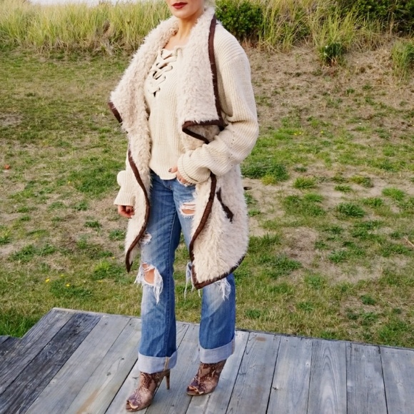 ♥️LAST 1♥️ FAUX SHEARLING FUR VEST - Picture 3 of 4