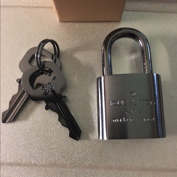 NIB Louis Vuitton Brushed Titanium Lock and Key - Picture 3 of 4