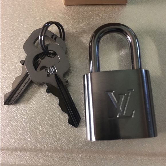 NIB Louis Vuitton Brushed Titanium Lock and Key - Picture 4 of 4