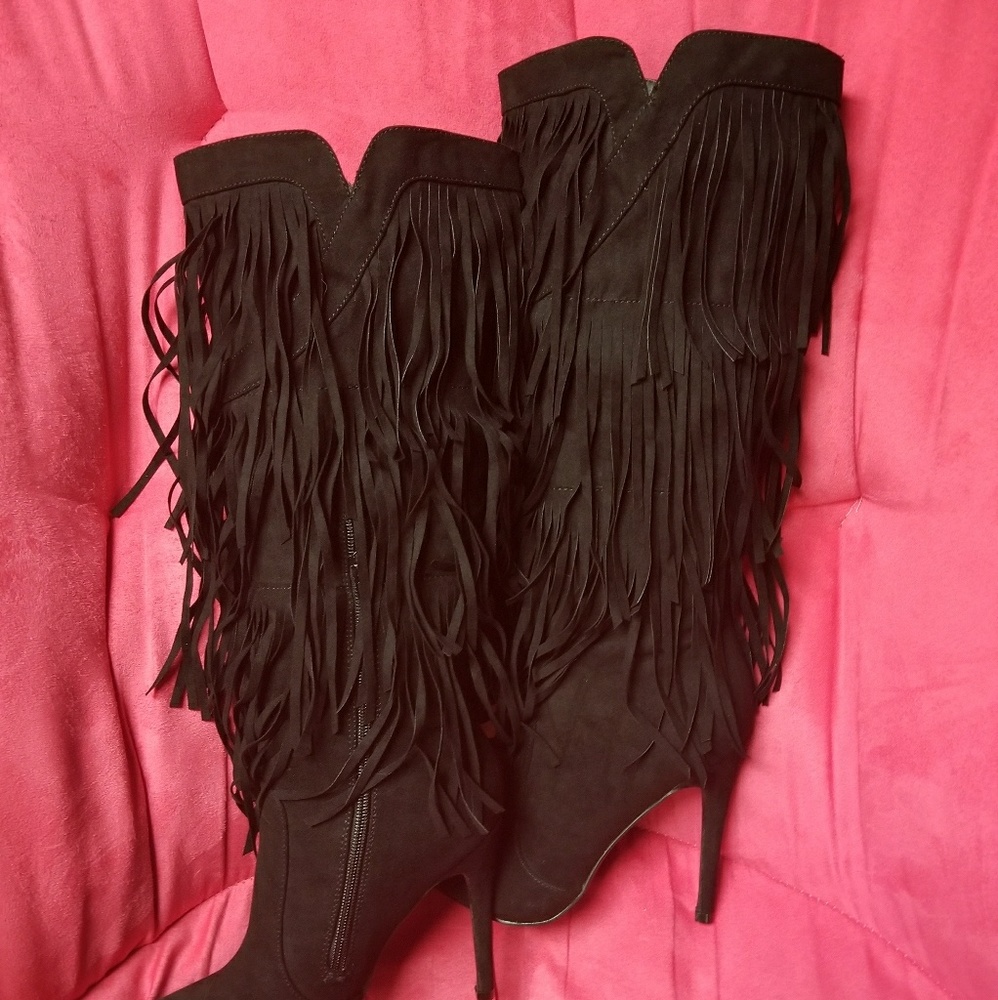 NWOT. Blk suede fringe boots.