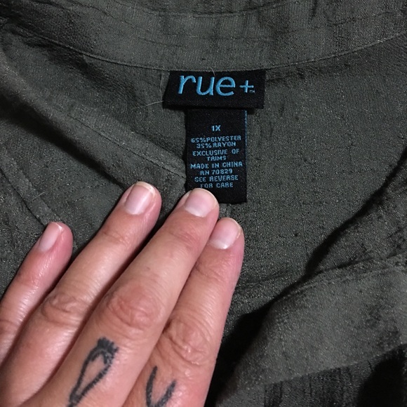 Button down - Picture 2 of 2