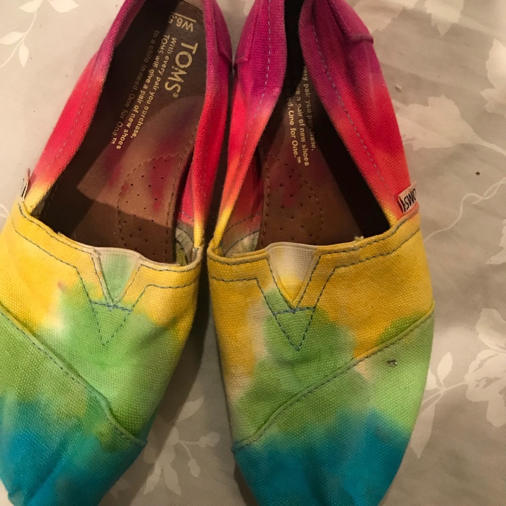 Rainbow toms