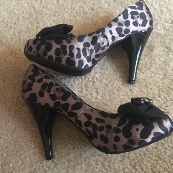 Gorgeous comfortable pumps with gems and bow - Picture 2 of 3
