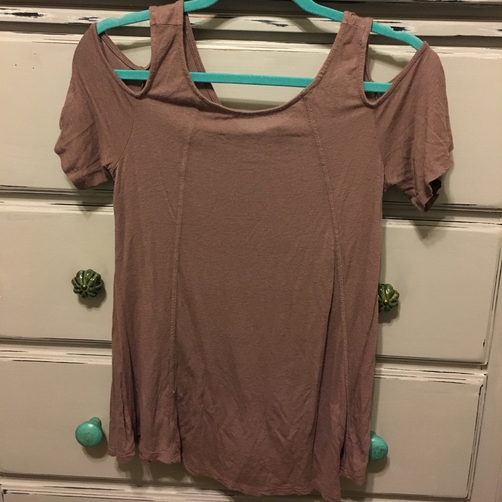 Flowy open shoulder top!