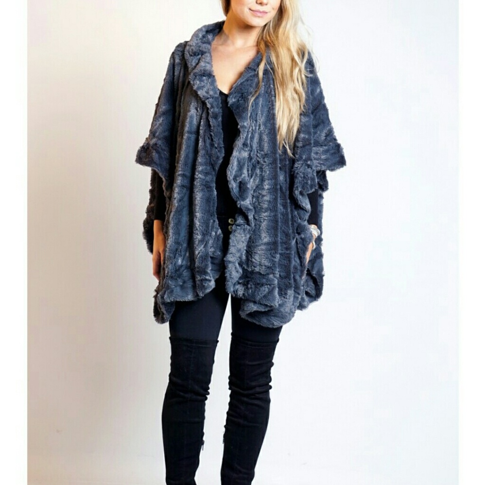 🌟HP🌟Faux Fur Cape - Picture 3 of 8