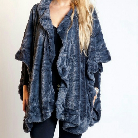 🌟HP🌟Faux Fur Cape - Picture 2 of 8
