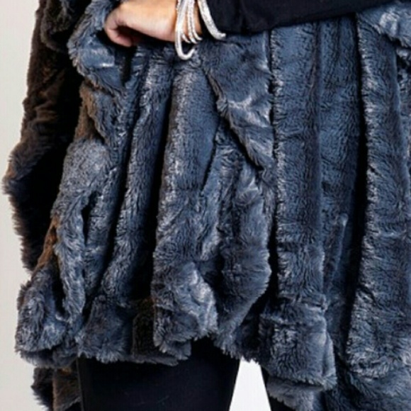 🌟HP🌟Faux Fur Cape - Picture 4 of 8