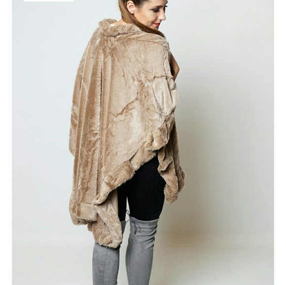 🌟HP🌟Faux Fur Cape - Picture 5 of 8