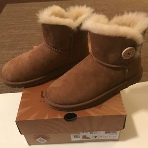 * Authentic* Uggs with Mini Bailey Button