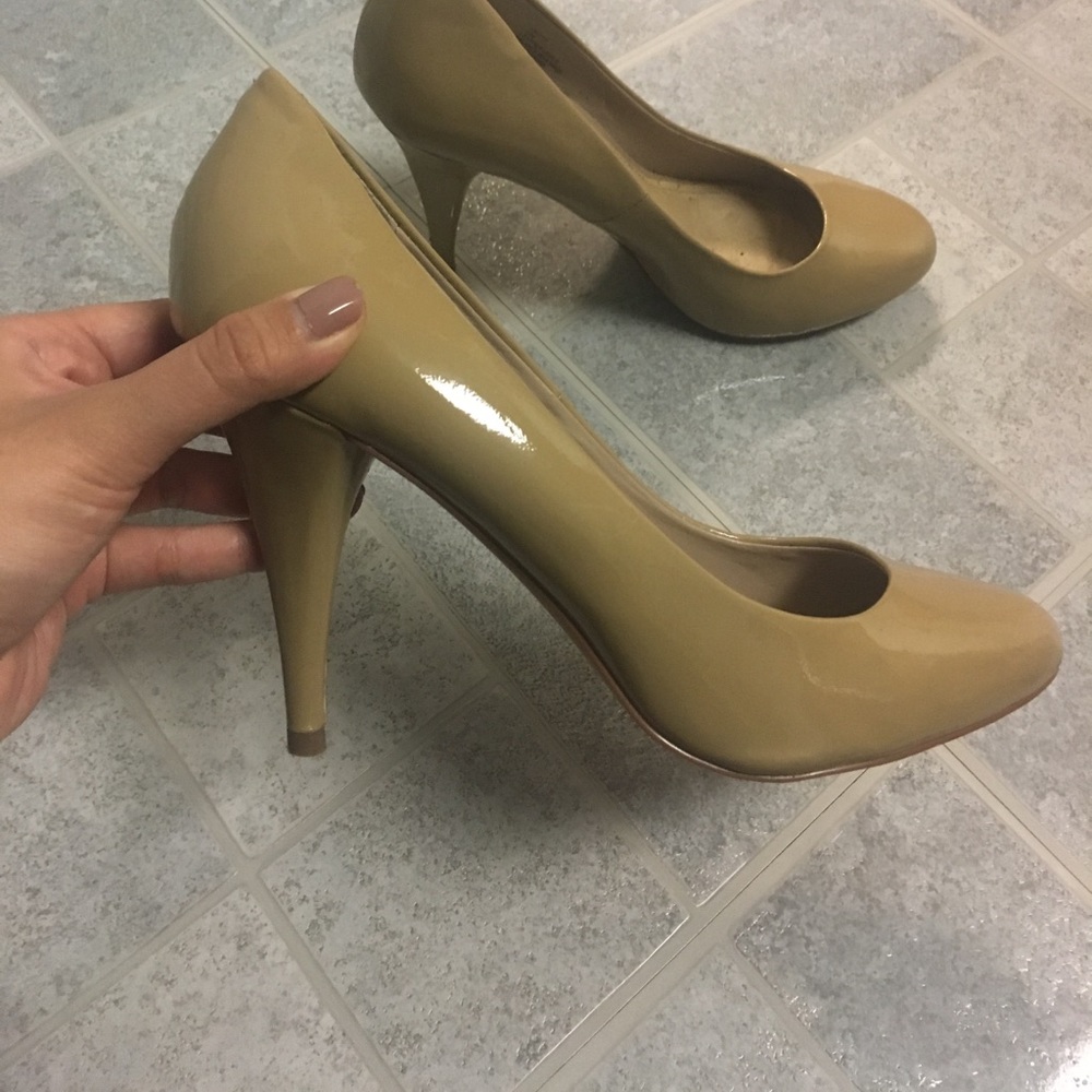 Steve Madden Unityy Nude Patent Leather Pumps