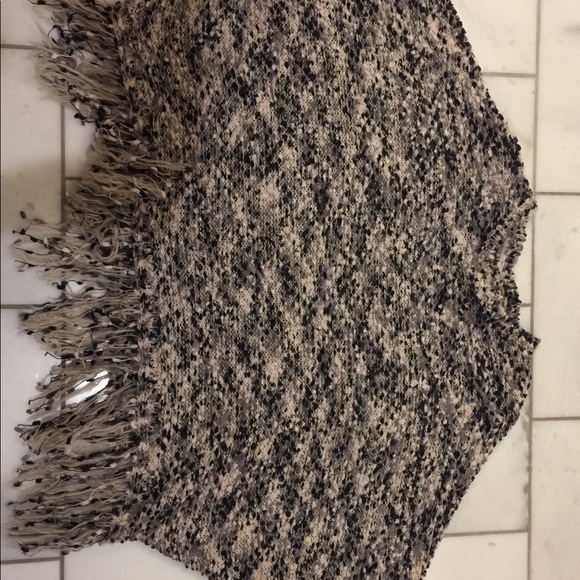 Cozy multicolored knit poncho with frayed trim - Picture 1 of 2
