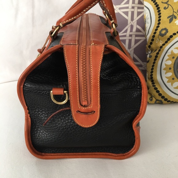 Vtg Dooney Bourke AWL Gladstone-Lock/Key-Excellent - Picture 5 of 8