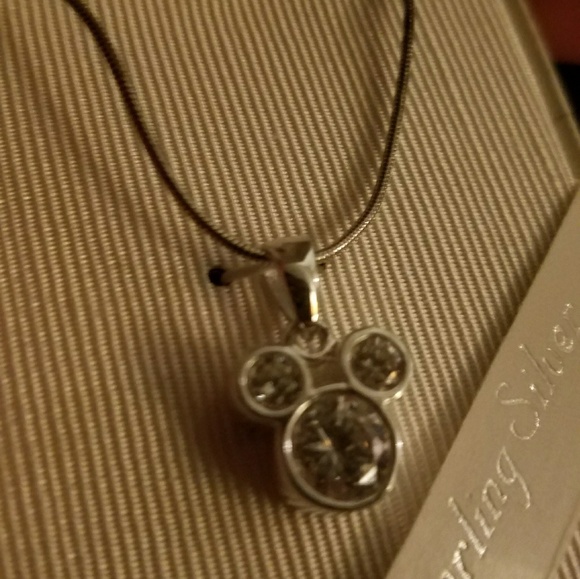 Beautiful Disney Necklace new in box! - Picture 3 of 4