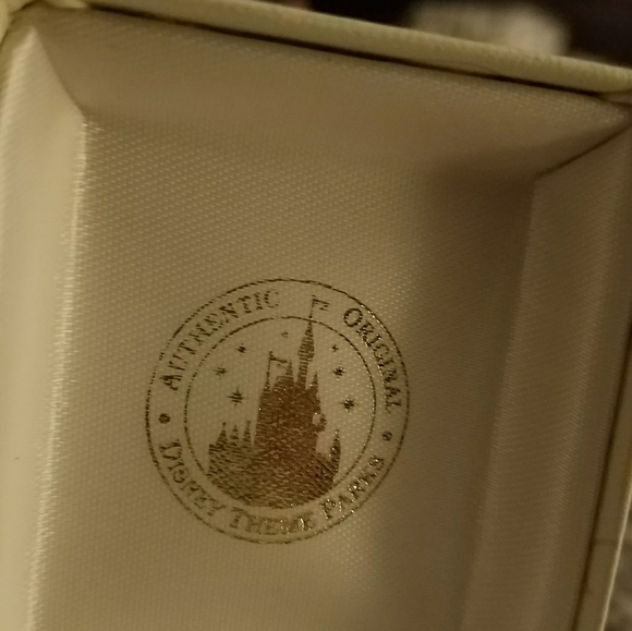 Beautiful Disney Necklace new in box! - Picture 4 of 4