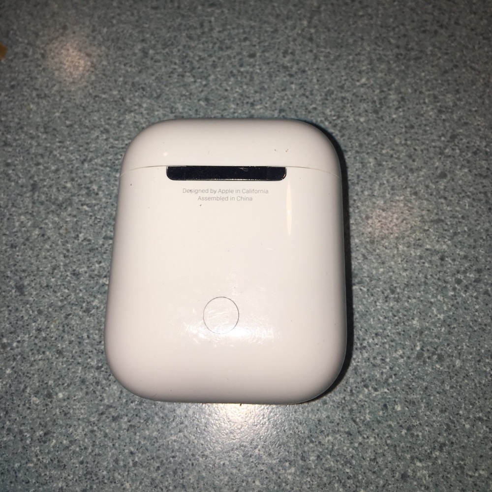 Airpods - Picture 1 of 3