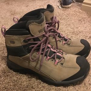 Wolverine waterproof insulated hiking boots