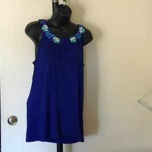 Cable & Gauge Cute blue top with ornament