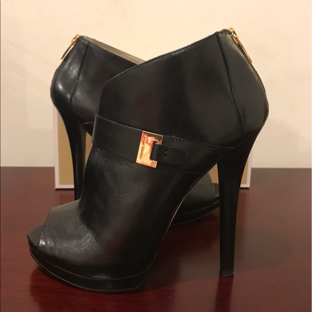 ⛔️SOLD⛔️Michael Kors open toe booties size 9.5