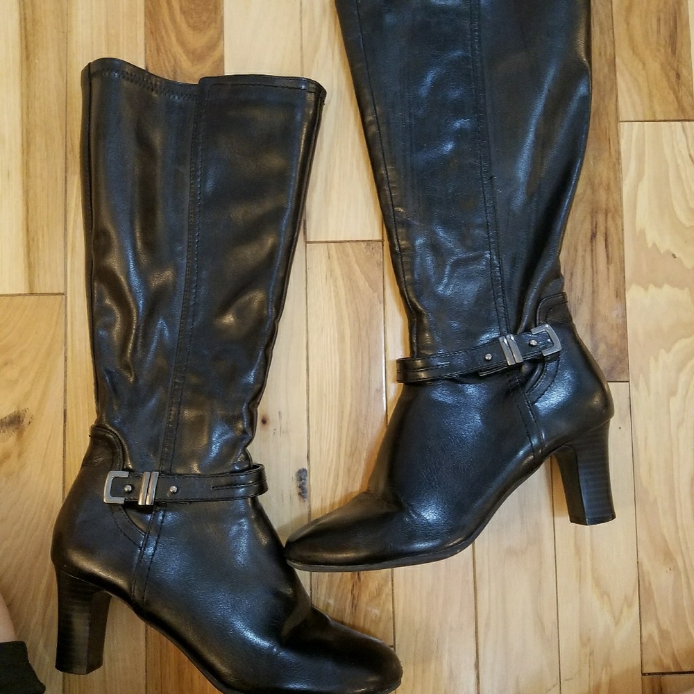 Black heeled boots