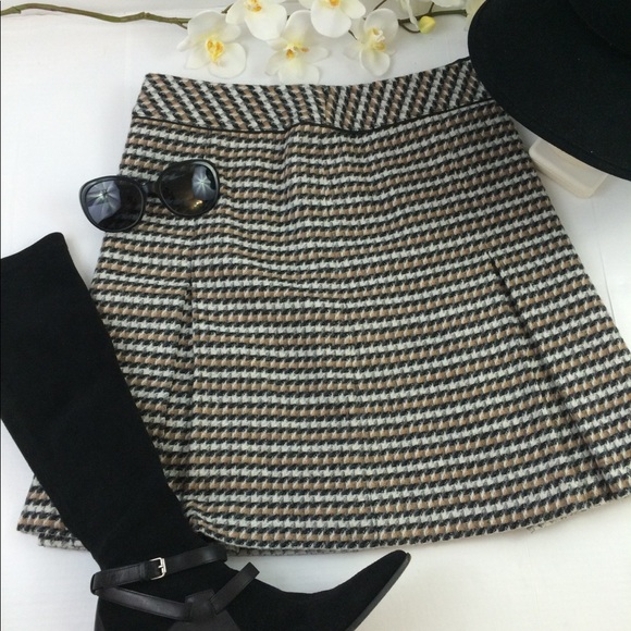 Talbots Dresses & Skirts - Talbots skirt wool blend Sz 4p tan black and white