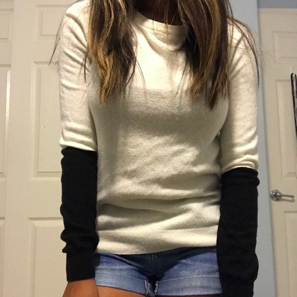 Forever 21 Small black and white sweater❤️