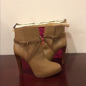 Tory Burch NEW boots size 8.5 or 8 (run narrow)