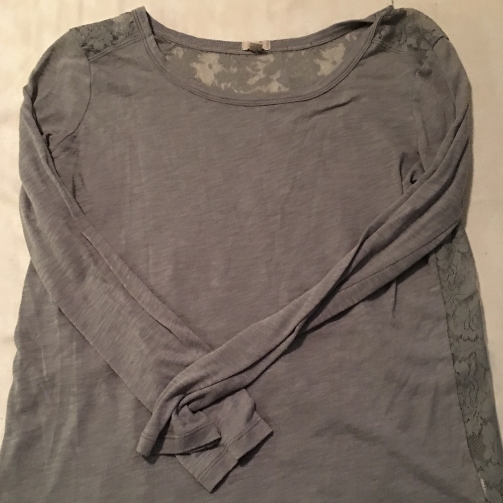 Women’s long sleeve shirt with lace back